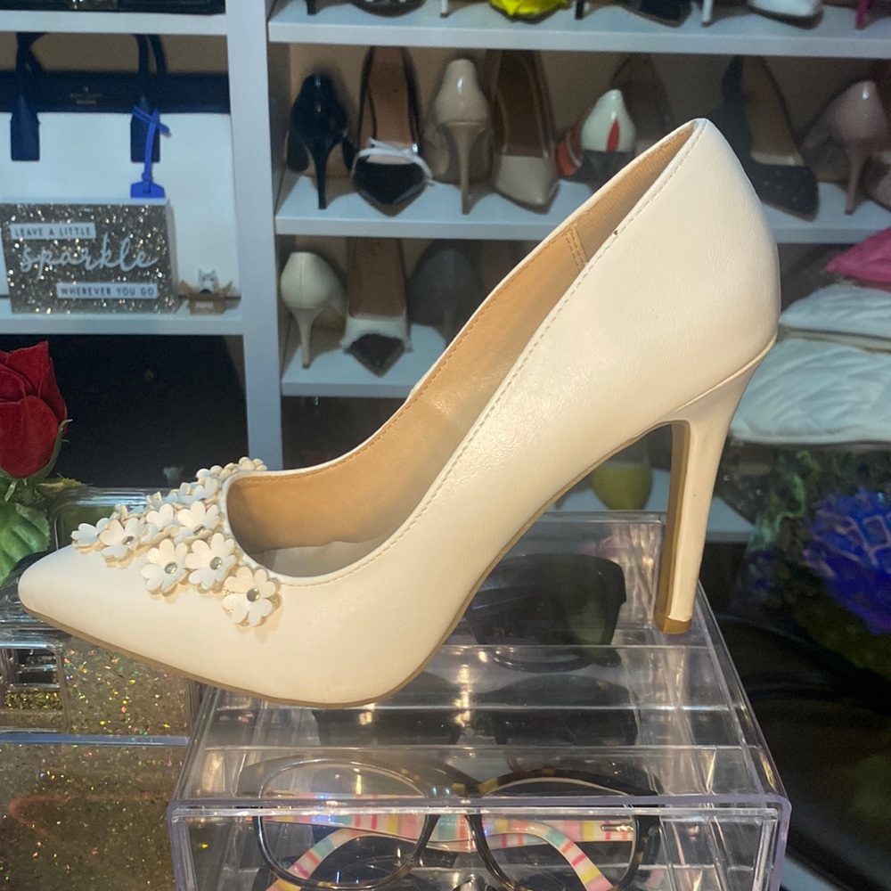 Lauren Conrad White Flower Heels